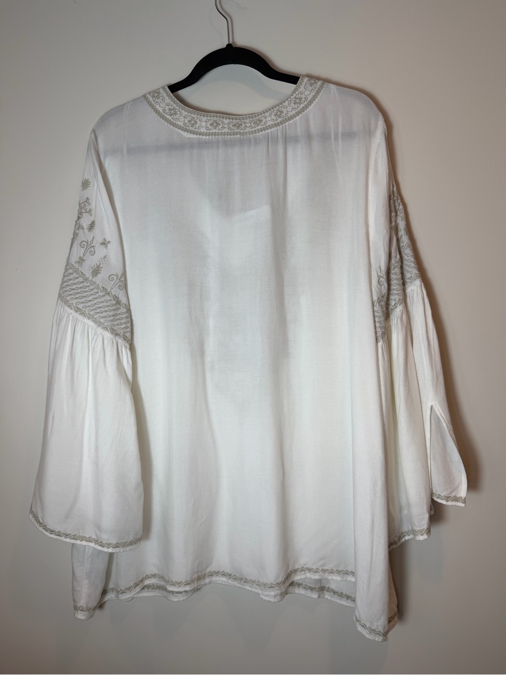 Chelsea & Theodore White Blouse with Beige Embroidery - Picture 2 of 11